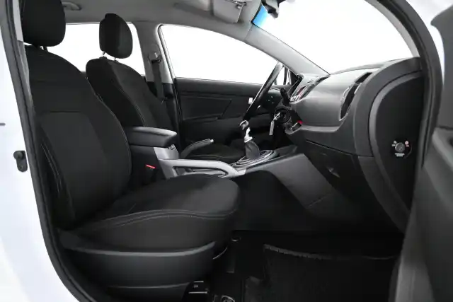Valkoinen Maastoauto, Kia Sportage – BTM-192