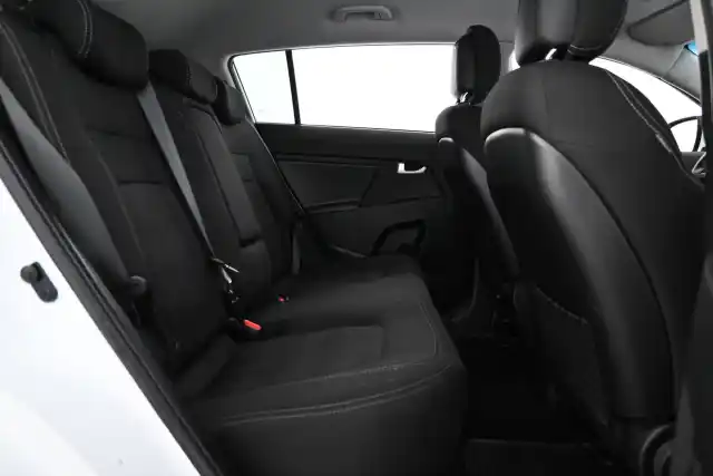 Valkoinen Maastoauto, Kia Sportage – BTM-192