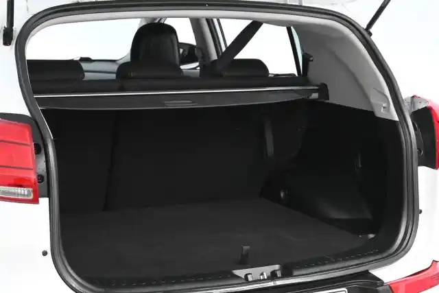 Valkoinen Maastoauto, Kia Sportage – BTM-192