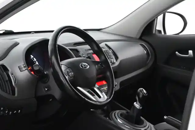 Valkoinen Maastoauto, Kia Sportage – BTM-192