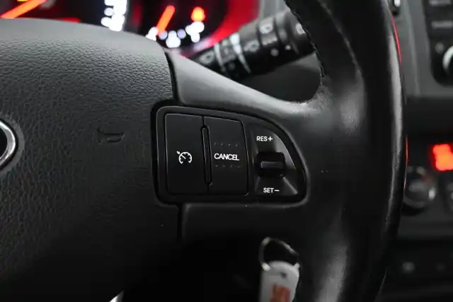 Valkoinen Maastoauto, Kia Sportage – BTM-192