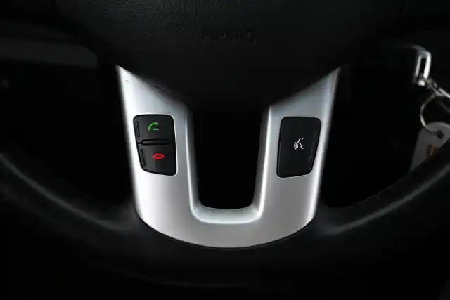 Valkoinen Maastoauto, Kia Sportage – BTM-192
