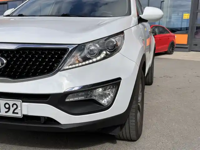 Valkoinen Maastoauto, Kia Sportage – BTM-192
