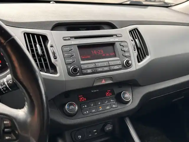 Valkoinen Maastoauto, Kia Sportage – BTM-192