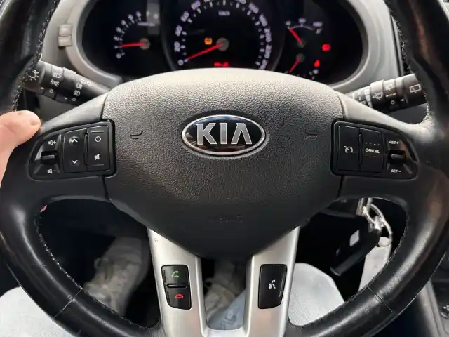Valkoinen Maastoauto, Kia Sportage – BTM-192