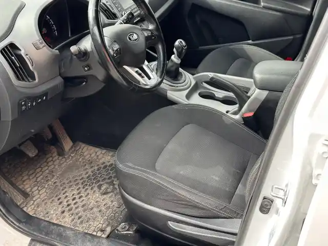 Valkoinen Maastoauto, Kia Sportage – BTM-192