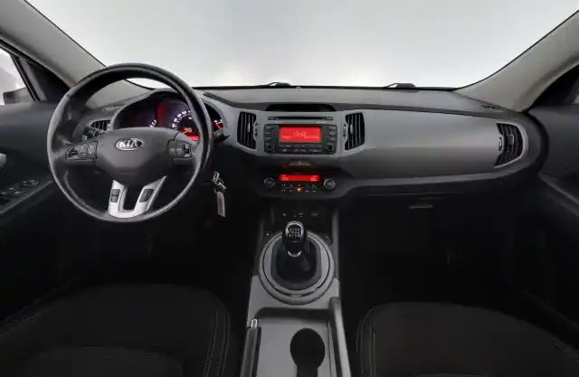Valkoinen Maastoauto, Kia Sportage – BTM-192