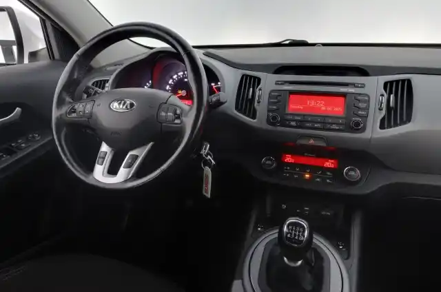 Valkoinen Maastoauto, Kia Sportage – BTM-192