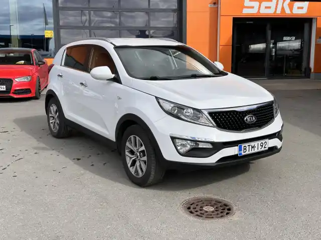 Valkoinen Maastoauto, Kia Sportage – BTM-192