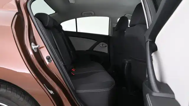 Ruskea Sedan, Toyota Avensis – BTM-237
