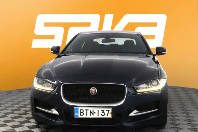 Sininen Sedan, Jaguar XE – BTN-137