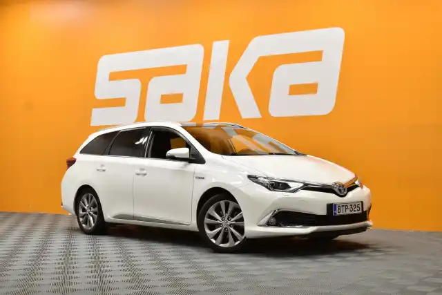 Valkoinen Farmari, Toyota Auris – BTP-325