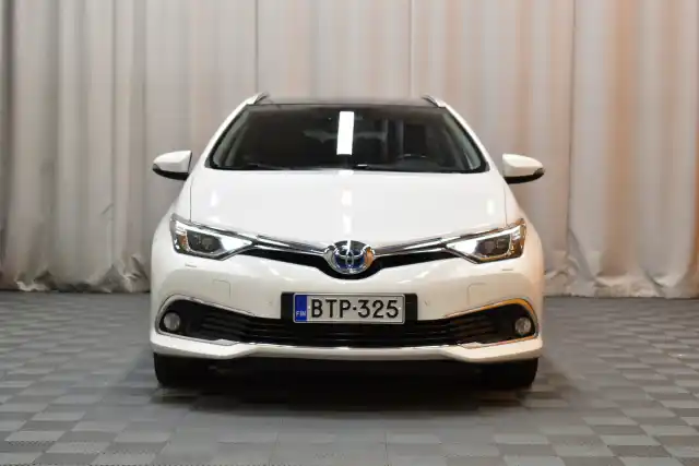 Valkoinen Farmari, Toyota Auris – BTP-325