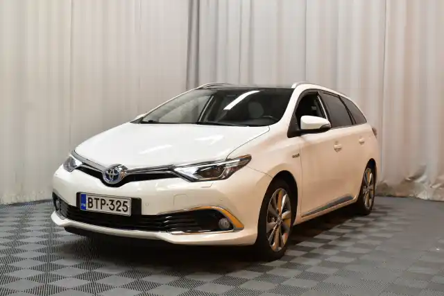 Valkoinen Farmari, Toyota Auris – BTP-325