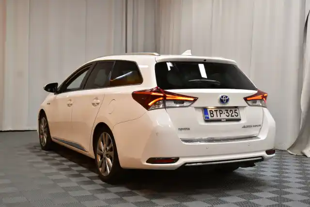 Valkoinen Farmari, Toyota Auris – BTP-325