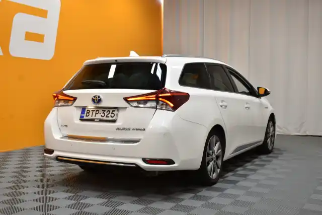 Valkoinen Farmari, Toyota Auris – BTP-325