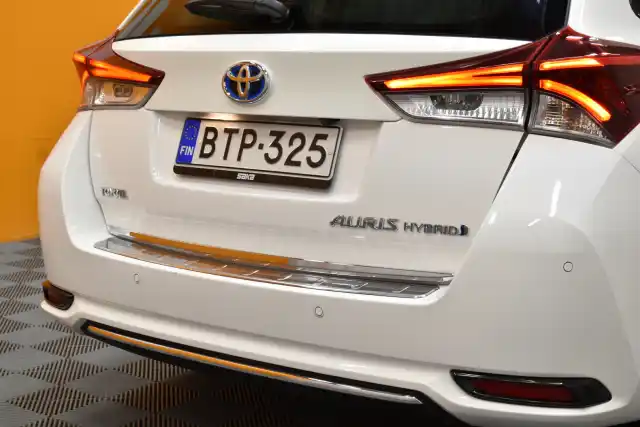 Valkoinen Farmari, Toyota Auris – BTP-325