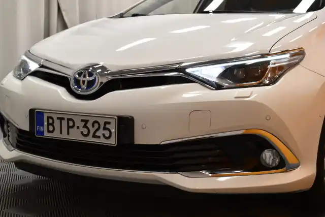 Valkoinen Farmari, Toyota Auris – BTP-325