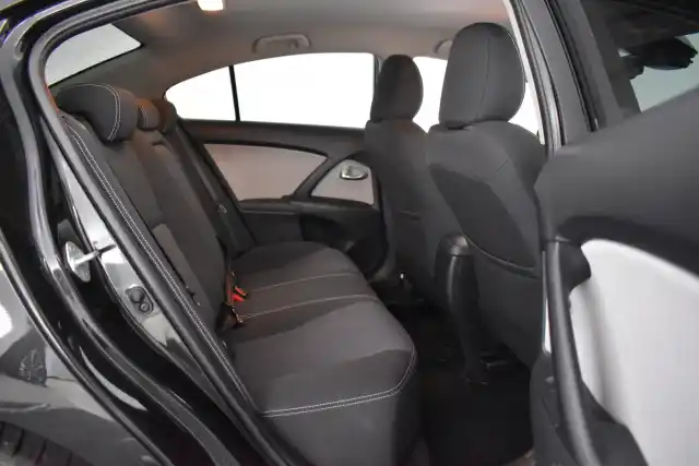 Musta Sedan, Toyota Avensis – BTS-421