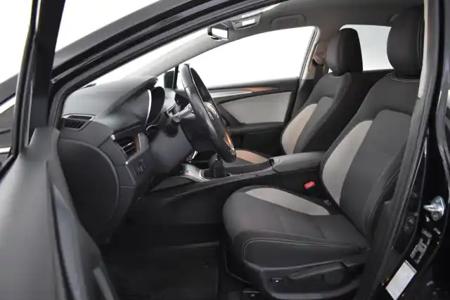 Musta Sedan, Toyota Avensis – BTS-421