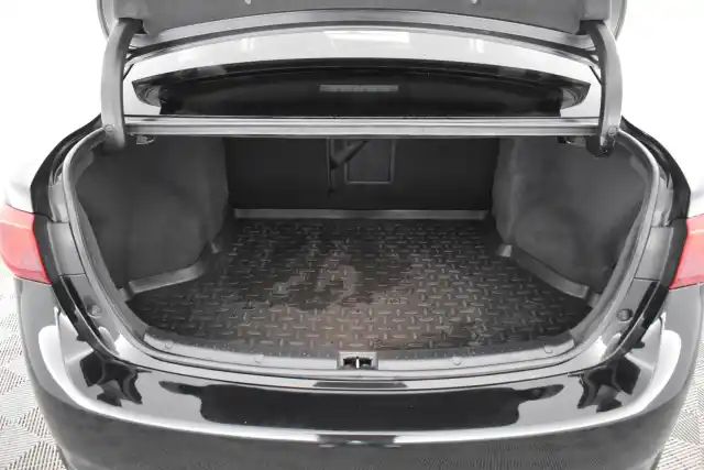 Musta Sedan, Toyota Avensis – BTS-421