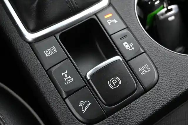 Musta Maastoauto, Kia Sportage – BTV-309