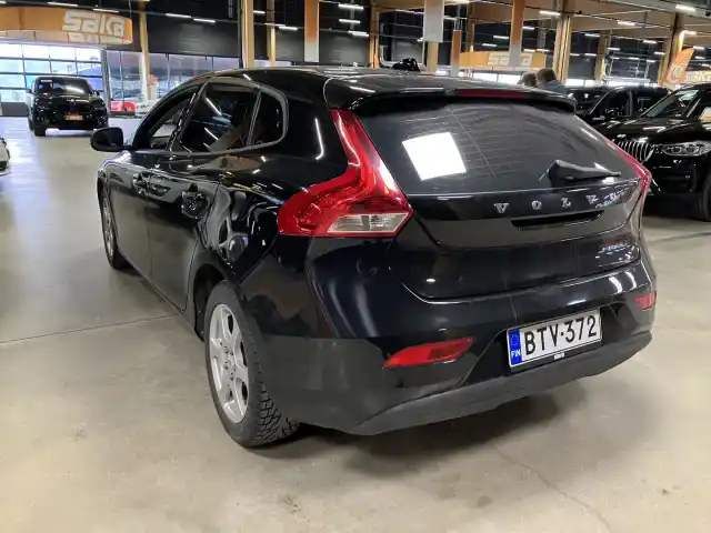 Musta Viistoperä, Volvo V40 – BTV-372