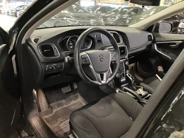 Musta Viistoperä, Volvo V40 – BTV-372