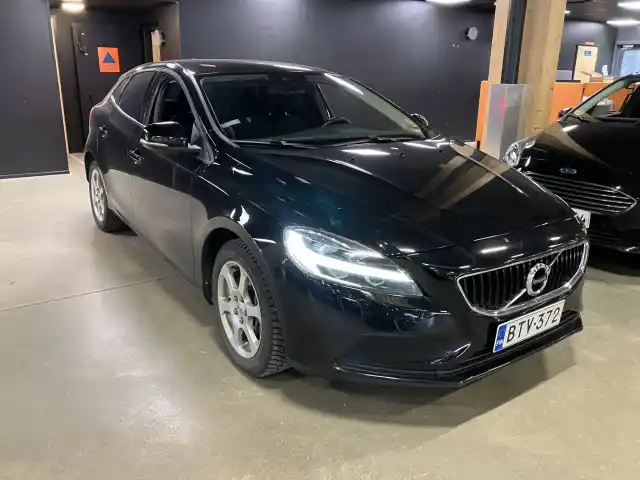 Musta Viistoperä, Volvo V40 – BTV-372
