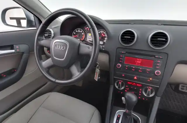Harmaa Viistoperä, Audi A3 – BTY-872