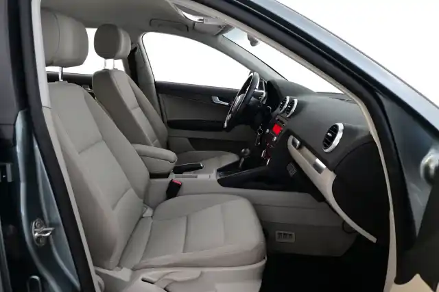 Harmaa Viistoperä, Audi A3 – BTY-872