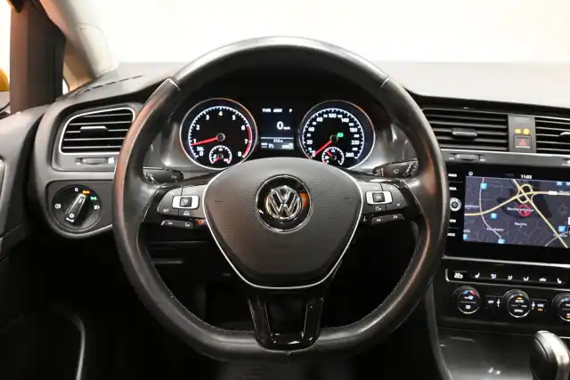 Keltainen Viistoperä, Volkswagen Golf – BUB-206