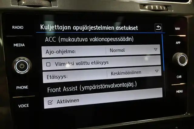 Keltainen Viistoperä, Volkswagen Golf – BUB-206