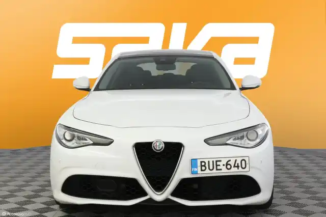 Valkoinen Sedan, Alfa Romeo Giulia – BUE-640