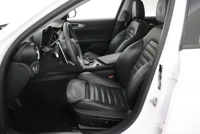 Valkoinen Sedan, Alfa Romeo Giulia – BUE-640