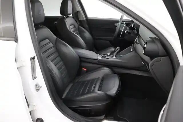 Valkoinen Sedan, Alfa Romeo Giulia – BUE-640