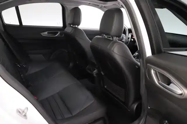 Valkoinen Sedan, Alfa Romeo Giulia – BUE-640