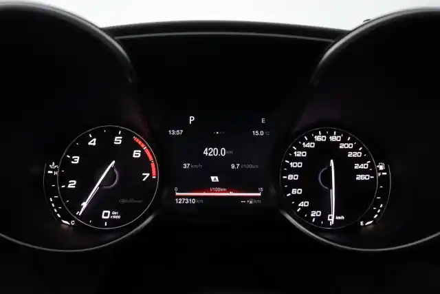 Valkoinen Sedan, Alfa Romeo Giulia – BUE-640
