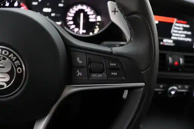 Valkoinen Sedan, Alfa Romeo Giulia – BUE-640