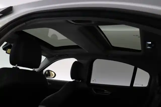 Valkoinen Sedan, Alfa Romeo Giulia – BUE-640