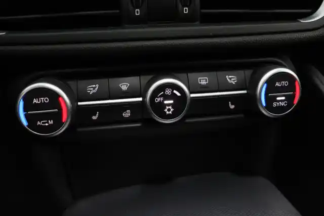 Valkoinen Sedan, Alfa Romeo Giulia – BUE-640