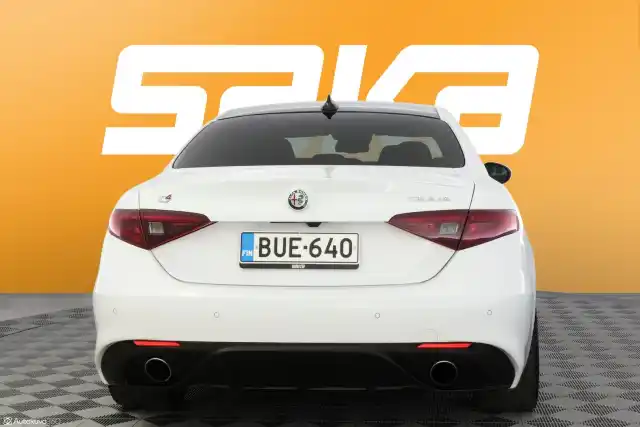 Valkoinen Sedan, Alfa Romeo Giulia – BUE-640