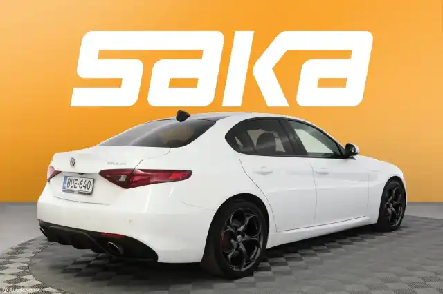 Valkoinen Sedan, Alfa Romeo Giulia – BUE-640