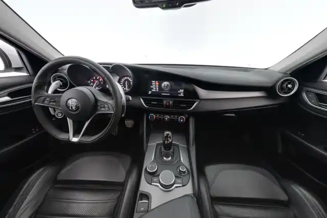Valkoinen Sedan, Alfa Romeo Giulia – BUE-640