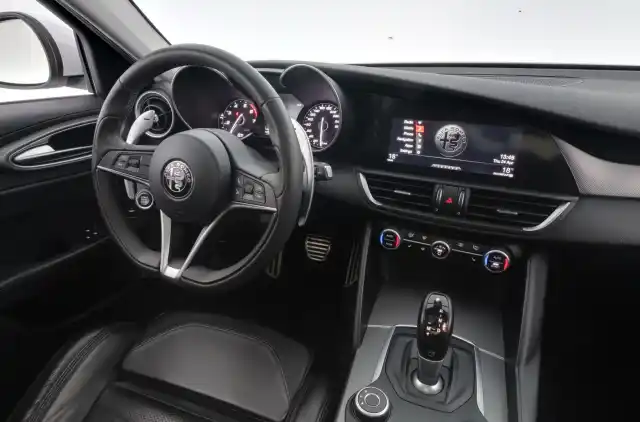 Valkoinen Sedan, Alfa Romeo Giulia – BUE-640