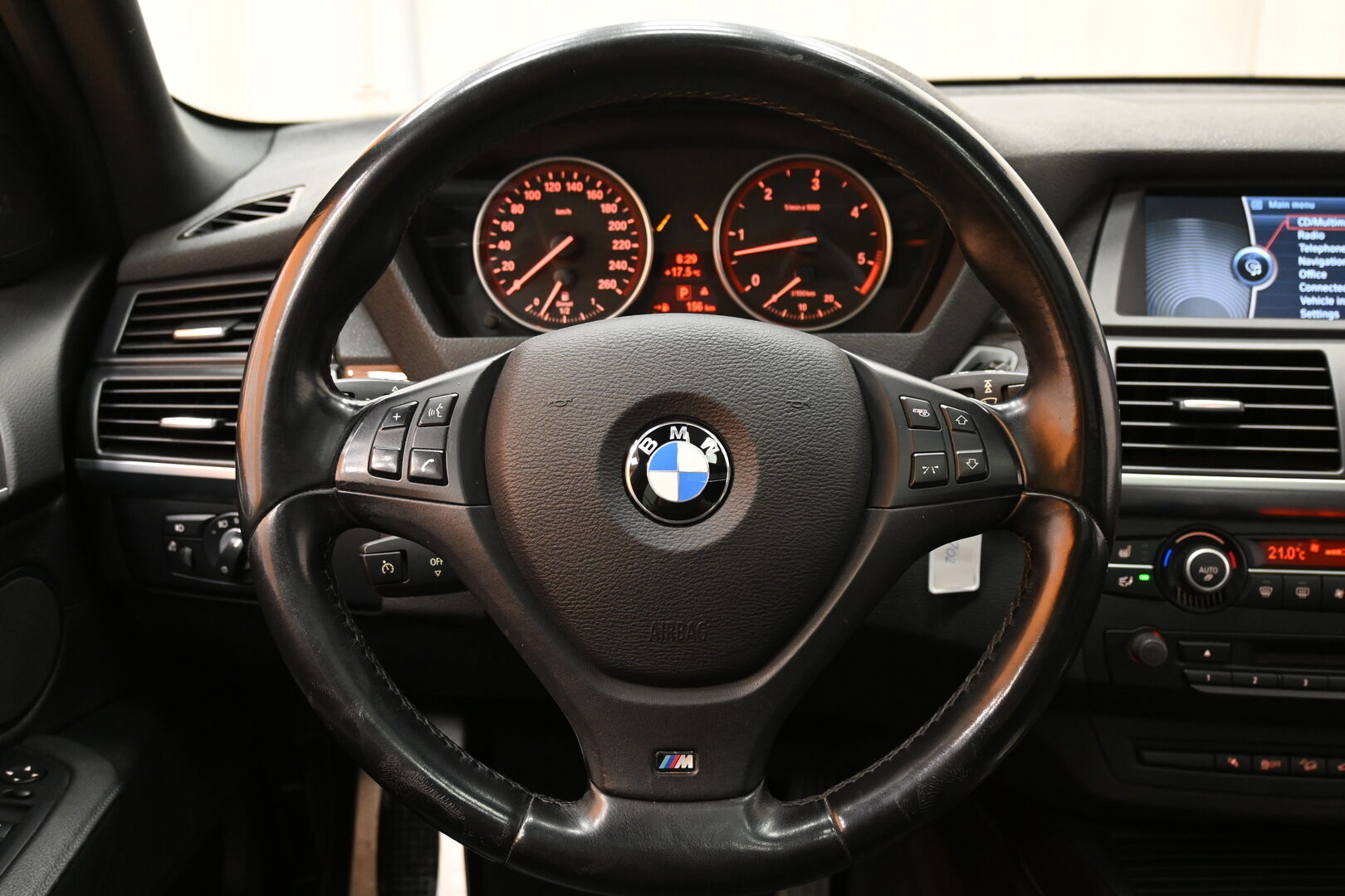 Musta Maastoauto, BMW X5 – BUE-702