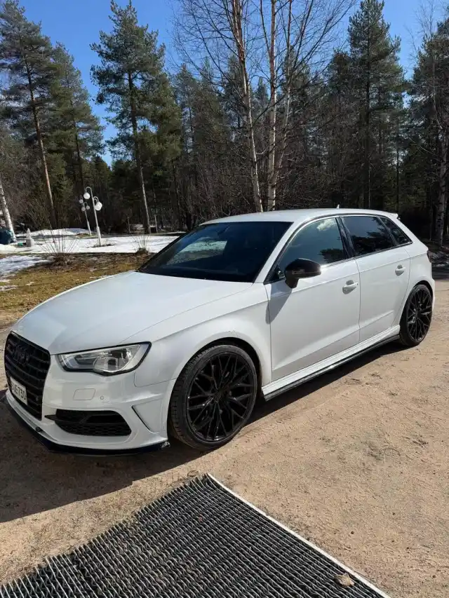 Valkoinen Viistoperä, Audi S3 – BUE-730