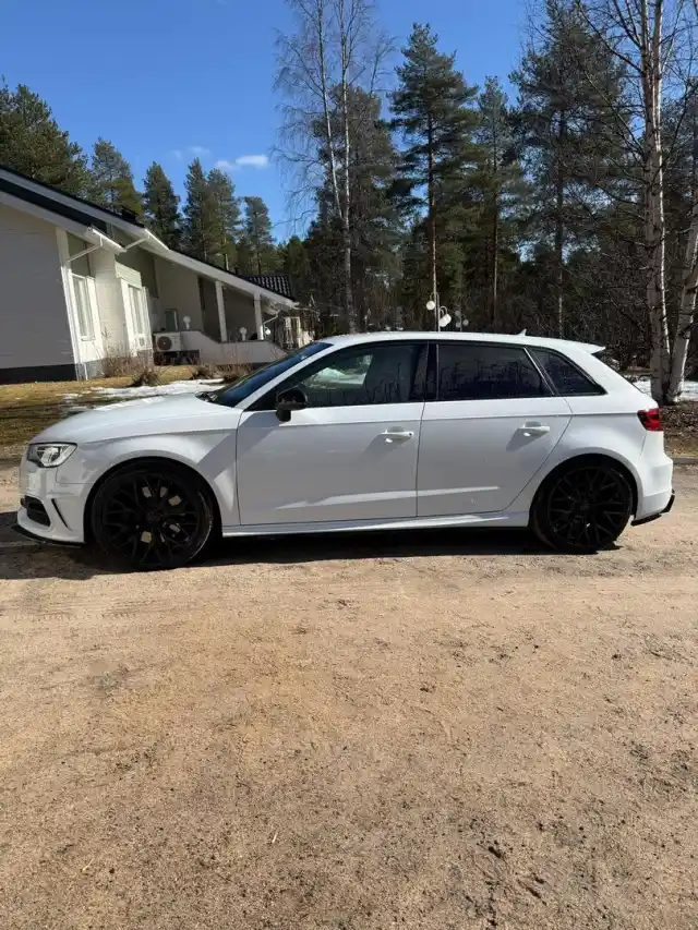 Valkoinen Viistoperä, Audi S3 – BUE-730