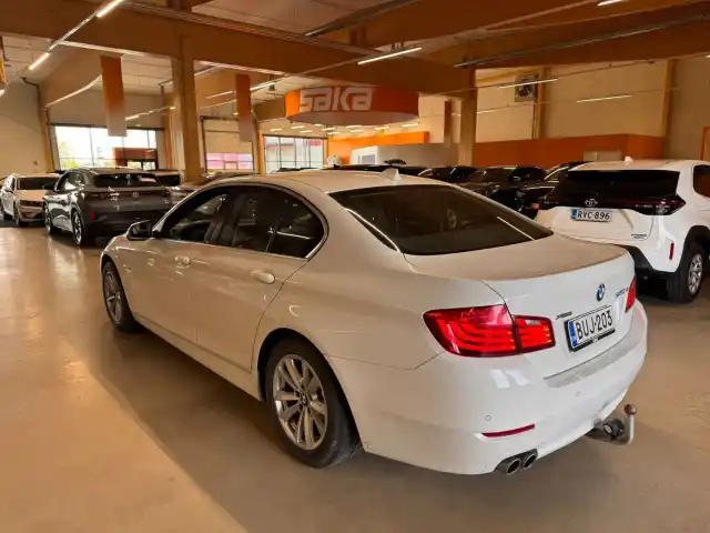 Valkoinen Sedan, BMW 520 – BUJ-203