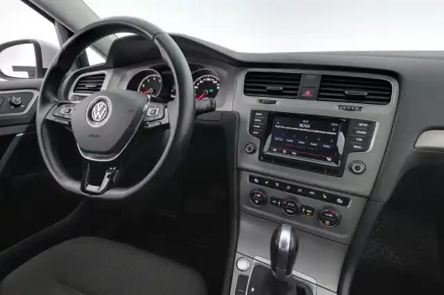 Valkoinen Farmari, Volkswagen Golf – BUK-218